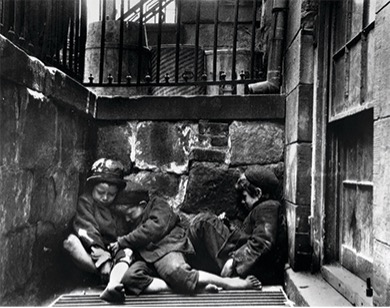 Jacob Riis's photograph of children sleeping on the streets in an alley.